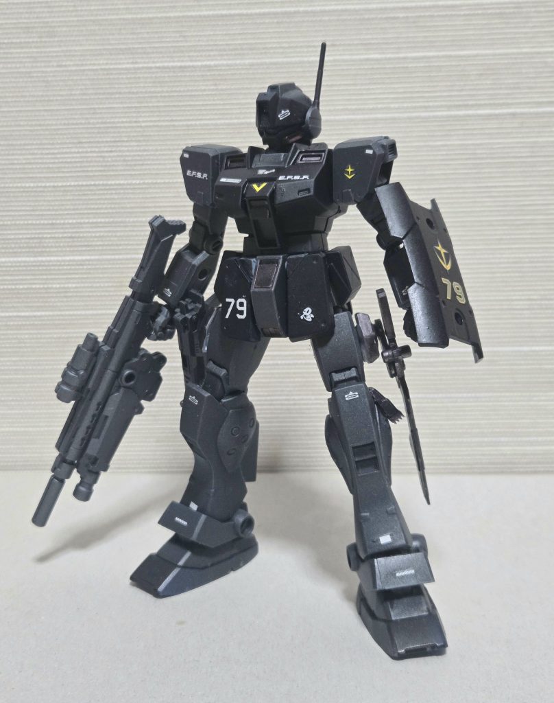 正面からのショット塗装は連邦グレーのスプレーと黒のサーフェイサーで塗ったあと、２回つや消しをかけました。デカールはMGジム・スナイパーＩＩのものを貼り付けています。武装はすべて３０MSのものを使用。ミリタリー武装があるおかげでかなり雰囲気が出てるなあと思います。 