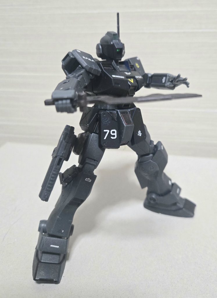 ナイフ構え！連邦の機体は実体系の格闘武装もたせることがあまりないのですが、こういう武装も似合うなあと個人的に思います。