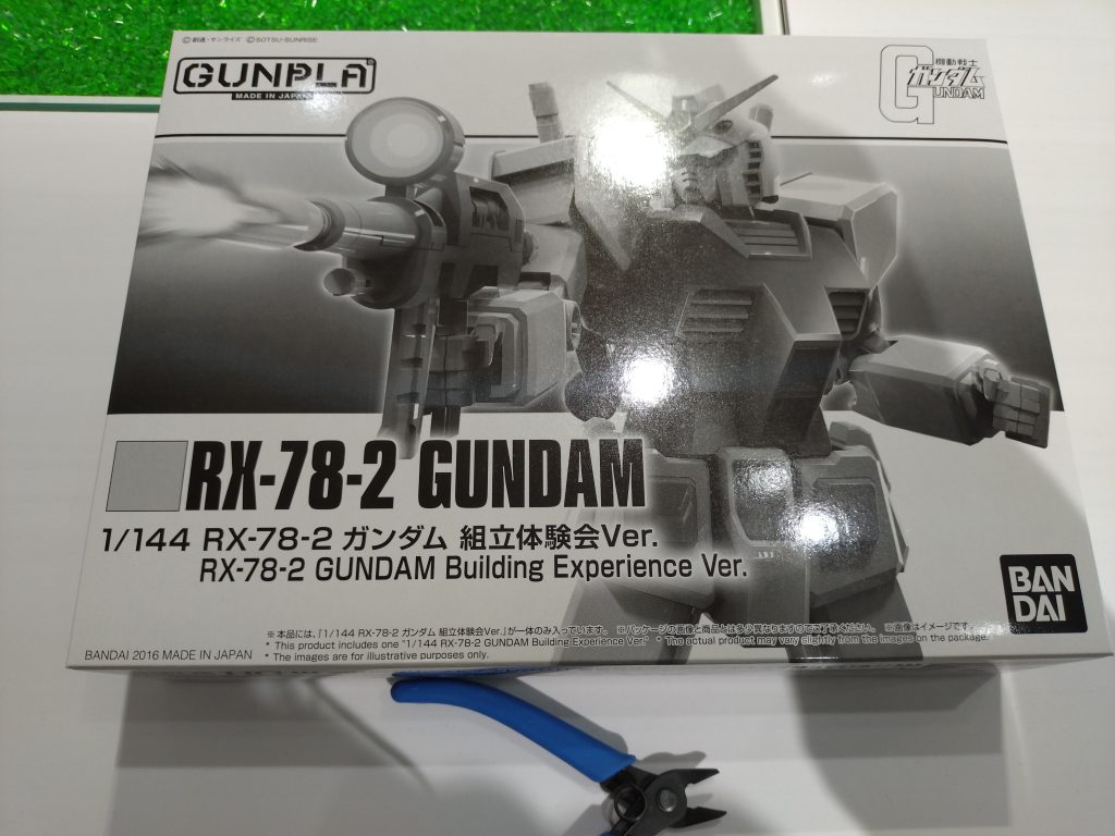 箱はこのようになってます。未組立での持ち帰り不可なのでその場で組み立てました。