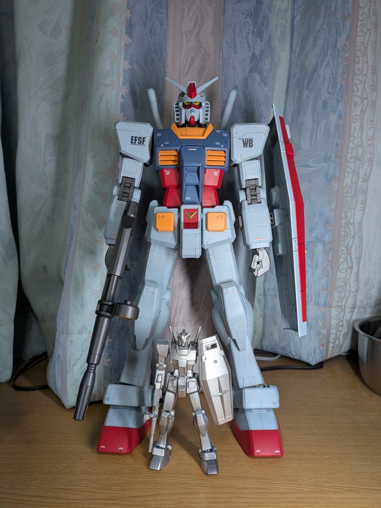 まともなガンダムがいなかったので銀色ガンダム(HG)と並べて
