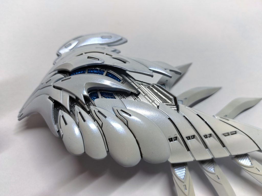 他の写真では写りませんでしたが、パール塗装はこんな感じに仕上げてます(gandam1)Mr.クリスタルカラーのダイアモンドシルバーとサファイアブルーを調色していい感じにしました(zaku-kao5)