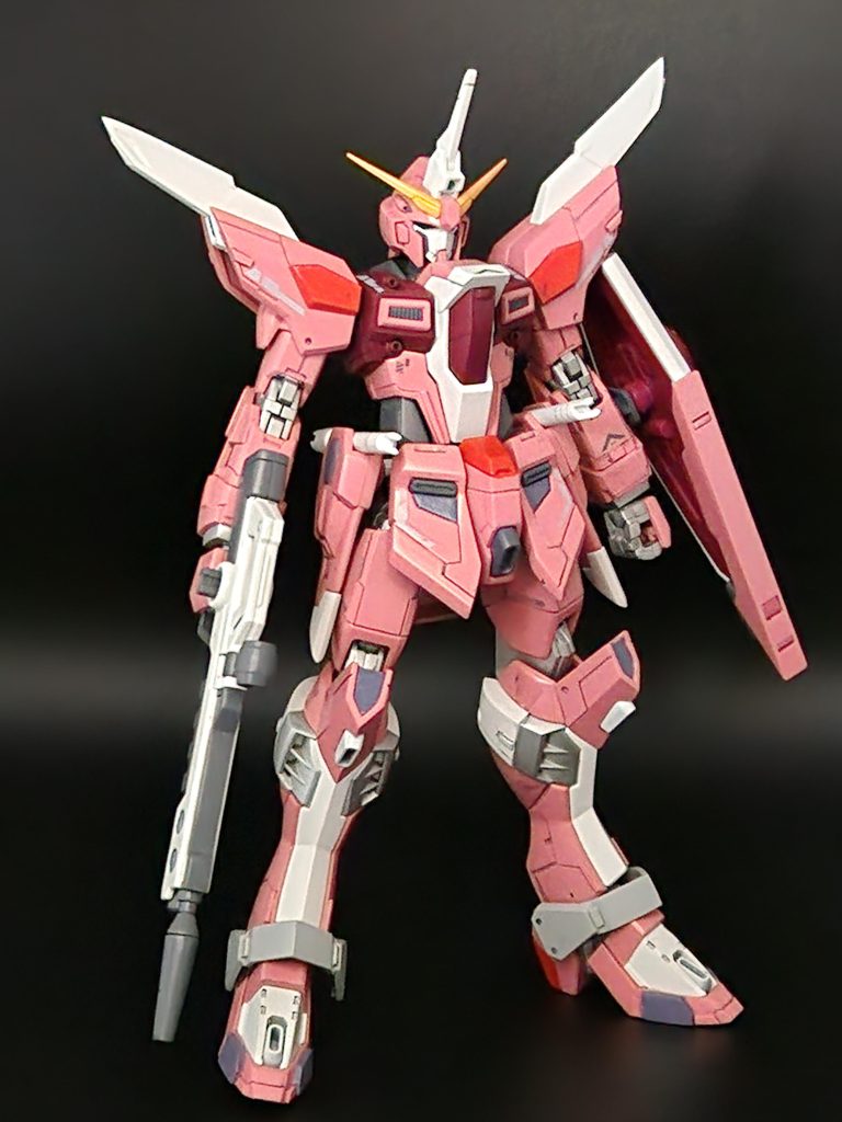 肩のブレードの大型化や胸部の白いパーツをプラバンで少し前に突き出して少しラインを変更しました！足の太もものパーツにスペーサーを入れて1.5mmほど延長してあります！