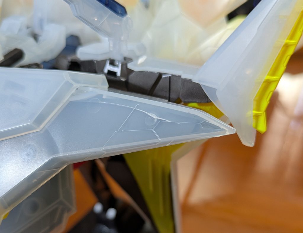 仮組みしたあと、パーツを外すときに何箇所かヒビが入ってしまいました、、、クリアカラー版は仮組みしないほうがいいという教訓。