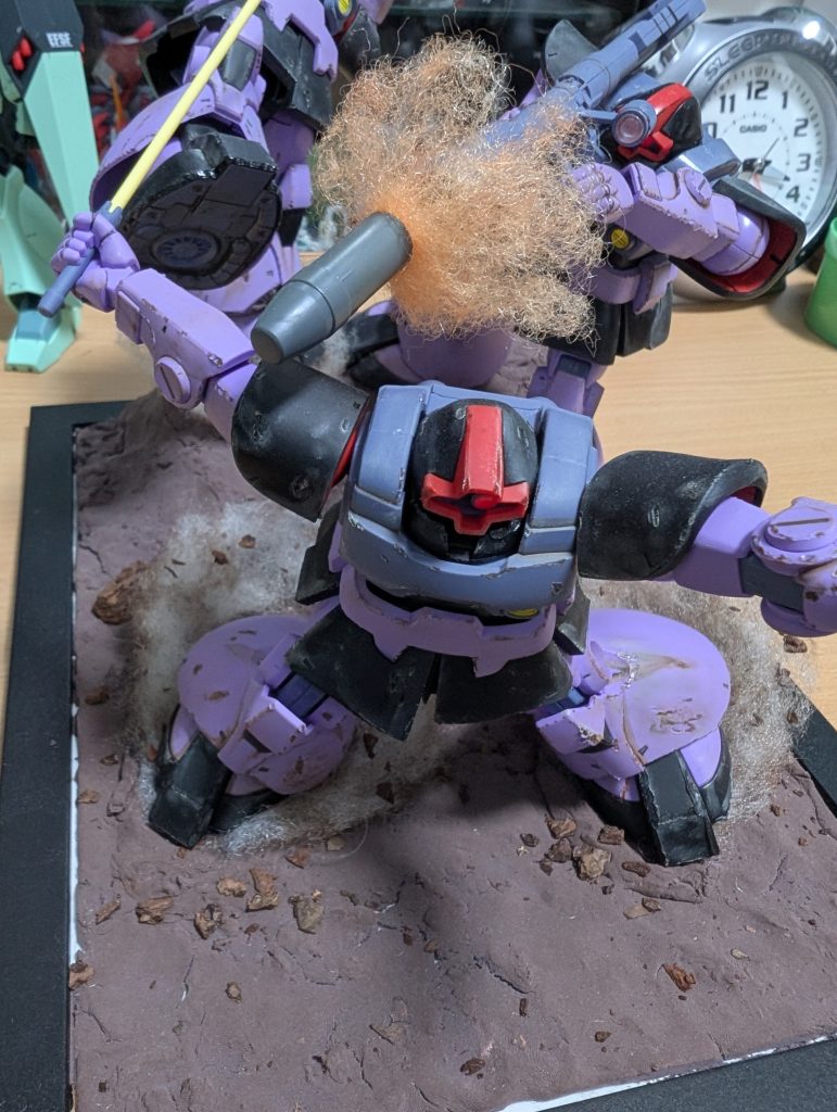 つや消し、汚しをやってみました。「汚し」ははんだごてで傷をつけ、つや消し後に「ウェザリングマスター」、「リアルタッチマーカー」で汚しました。3体分は大変でした。また、百均の額縁、ジオラマ粘土、ぬいぐるみの綿を使いました。  