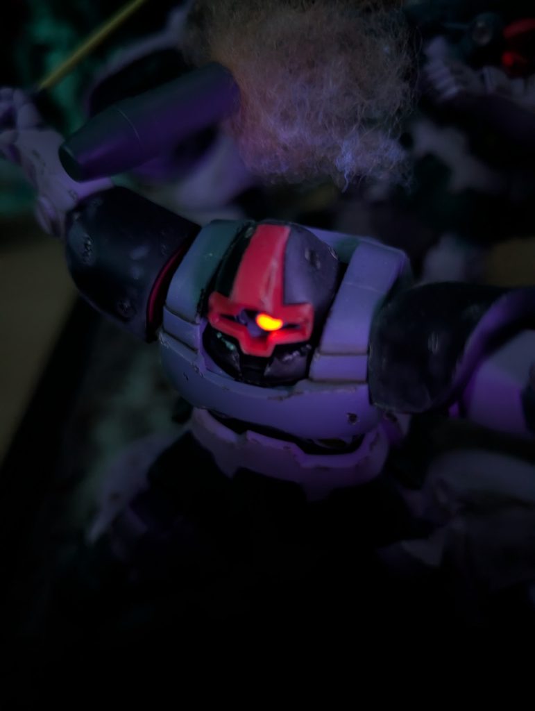 モノアイの部分は蛍光塗料を塗り、ブラックライトを当てて、撮影しました。