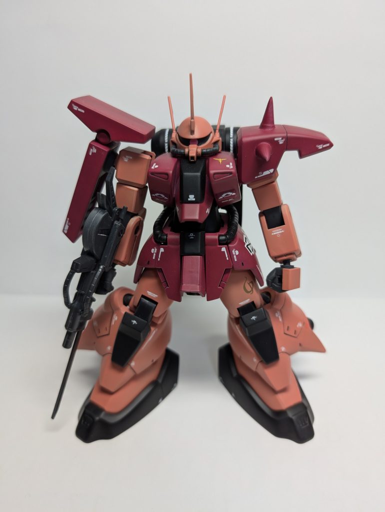 このザクIIIは合わせめけしや、ヤスリがけを頑張った記憶があります。完成したとき「やったかいがあったな」と感じました。それらが終わったあと、洗浄、乾燥、サーフェイサー、缶スプレー、水転写デカール、つや消しをしました。デカールはRGサザビーやあまったデカールを使いました。デカール部分はあまり自信がないので多めに見てください。