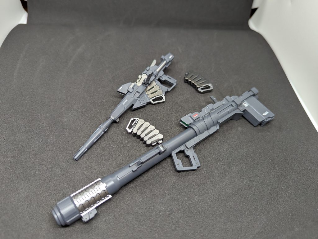 ビームマグナム&ハイパーバズーカ本体色はnikoさんというプラモデルブロガーの方がユニコーンガンダムを作られていて、ヘキサグレーをおすすめされていたので便乗する形で使用しましたが、まじでかっこいい色になりました✨差し色のシルバーはフレームメタリック2を使用。