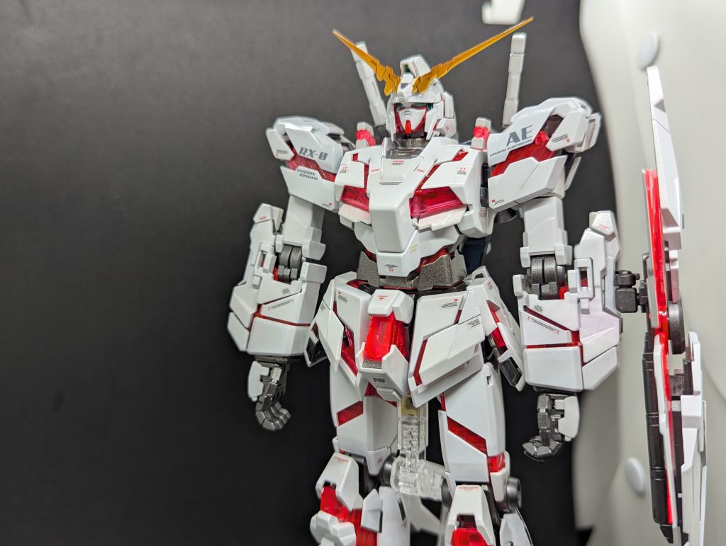 まずは棒立ちからクリアパーツが露出するこの構造がかっこいいんですよね〜。特徴的なアンテナの金色はガイアノーツスターブライトゴールド→クレオスクリアイエローとガイアノーツクリアオレンジを混ぜた色を仕上げに吹いています。