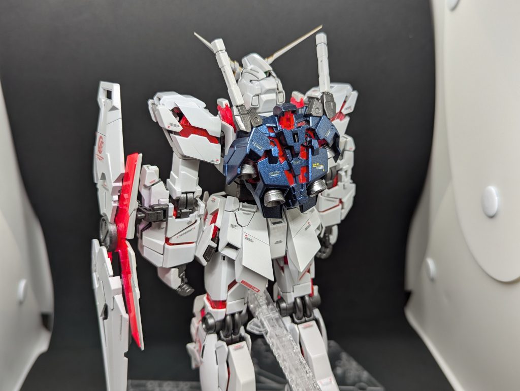 バックパックや脚の青パーツはクレオスのメタルダークブルーで塗装しています。