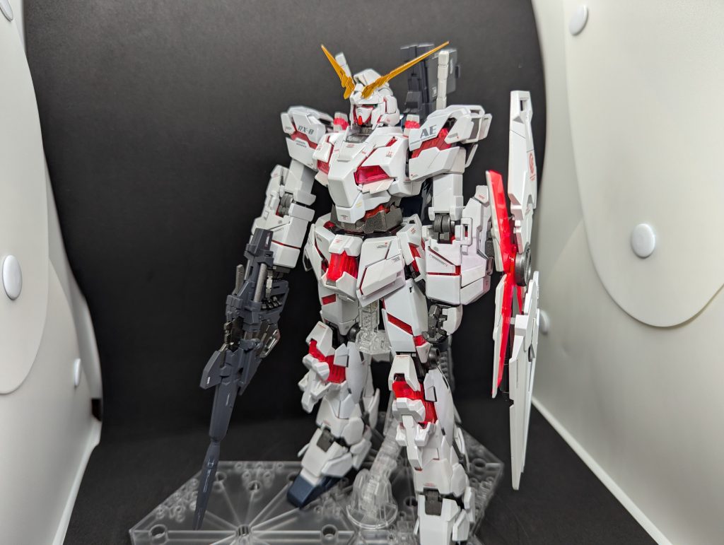 ユニコーンガンダムの代名詞であるビームマグナムを右手に装着しています。バックパックにはちょっとしか映ってないですがハイパーバズーカをマウントしています。