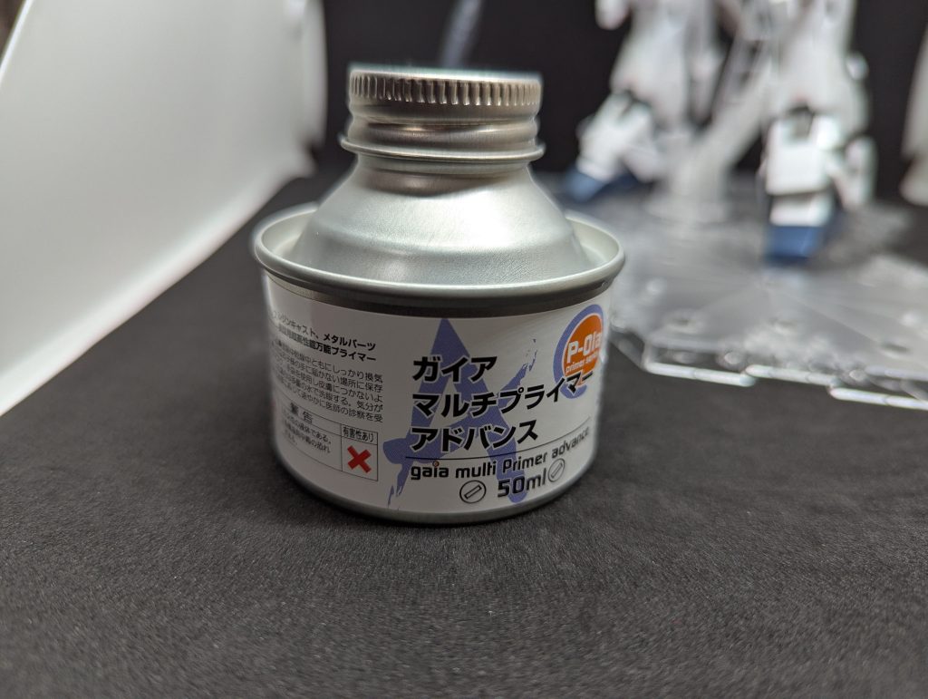 今回のユニコーンガンダムは内部フレームにABSが使われているため、塗装する際はABS割れを恐れていましたが、ガイアプライマーを吹いてサーフェイサーエヴォガンメタを吹けば素晴らしい出来になりました。少々値は貼りますが、塗膜もかなり強く付いてくれるためオススメです。