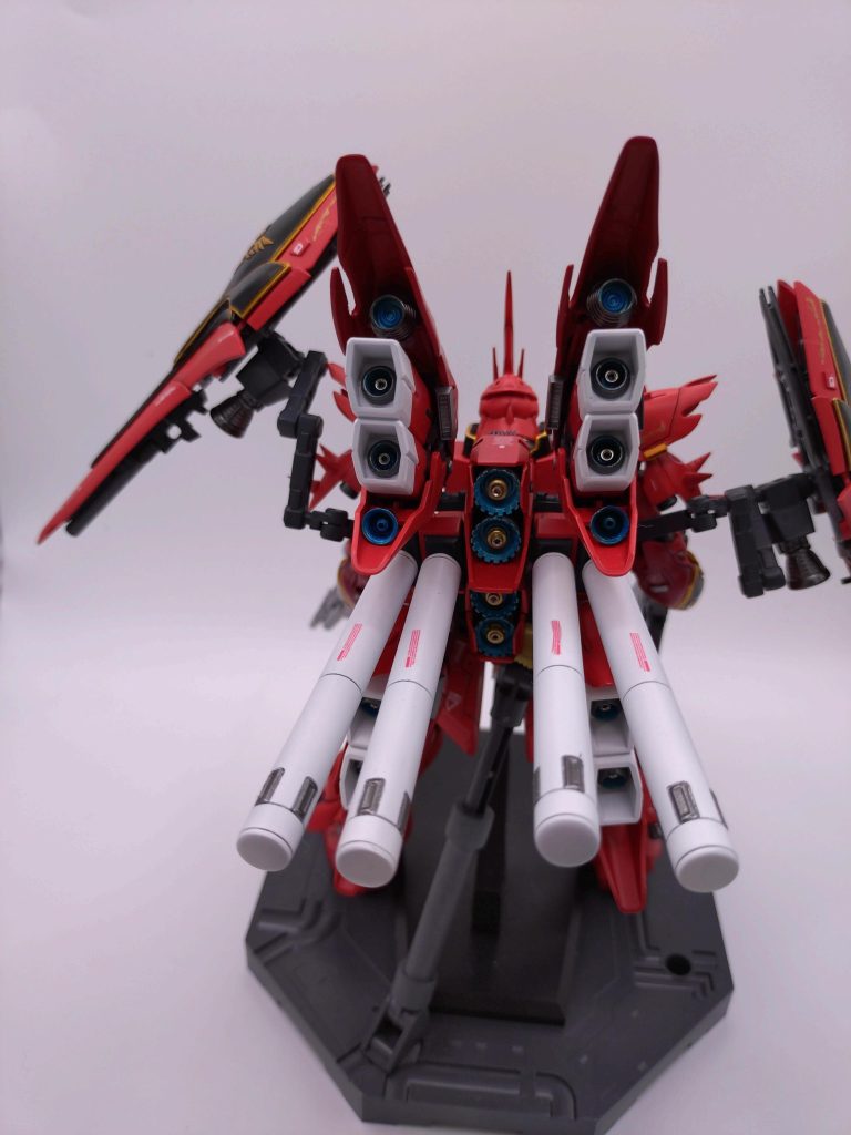 せっかくなので、プロペラントタンク含め、二対、各4枚わ背中に積みました。自立しません。(私恒例の)