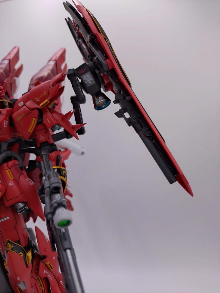 シールドは、2枚とも、サブアーム懸架式にしました。脇の下あたりの後ろから、2種類のサブアームを使ってます。シールドに付ける部分は、あとから、バーニアを追加して、見た目なんとか誤魔化せたかなと思っております。意外にお気に入りのバーニアです。バーニアの内部にも、メタルパーツを、仕込みました。