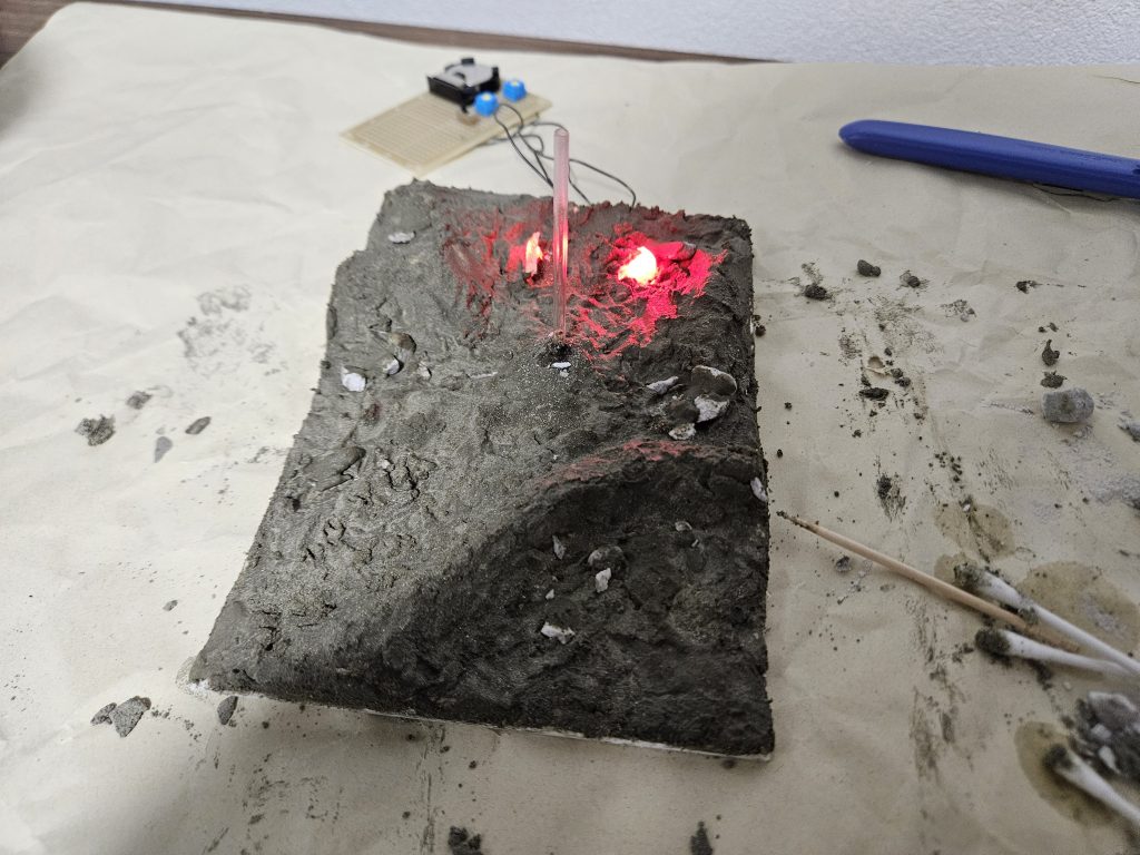 土台は紙粘土で整形したあと、セメントで固めてます(写真)乾燥後、黒サフ→ガイアノーツ ニュートラルグレーⅡでグラデ→ウェザリングで月面をイメージした完成のものになります