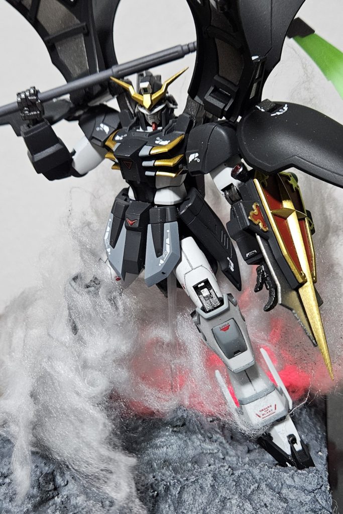 度アップデスサイズヘルはアクティブクロークの内側や足のアーマーの一部など、配色はメタルロボット魂を参考にしています写真だと分かりづらいですが、装甲部はつや消し、内部フレームやアンテナなどは光沢でコートして、質感の違いを出しています