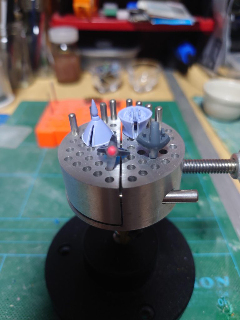 レジンで複製しモノアイ（メタルボールに蛍光色塗って）を入れレジンで封入