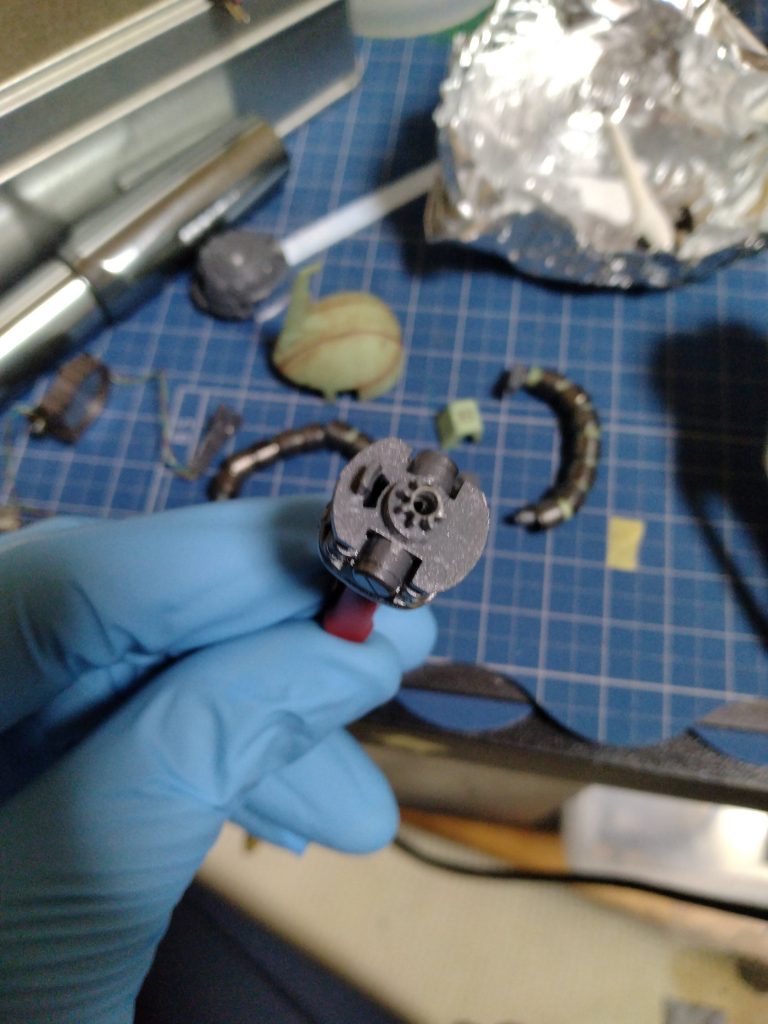 磁気式LEDを組込む為に工作