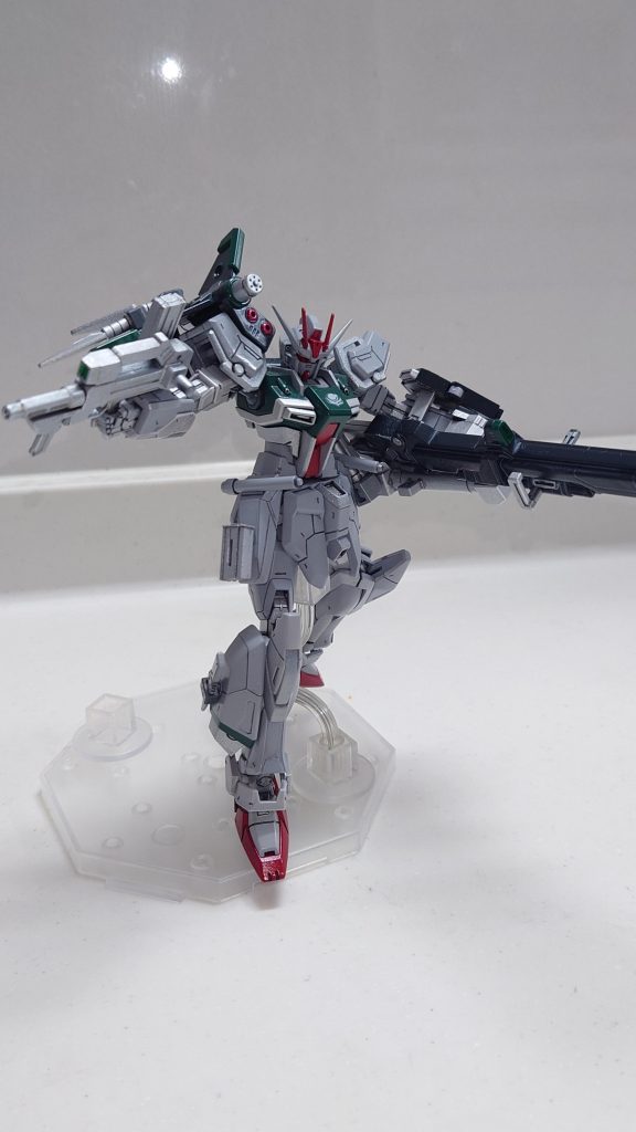 さらに80mm対МSマシンガンと予備のマガジンを装備取回しが良く、中、近距離に接近を許した場合の対抗兵器