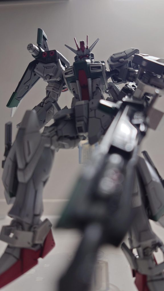 バクゥ踏み付け時のイメージなかなか迫力ある感じで撮れたと思います(gundam-kao6)次回ストライクシリーズは 支援機アルグラスパー予定ですまた見て頂けると嬉しいです!