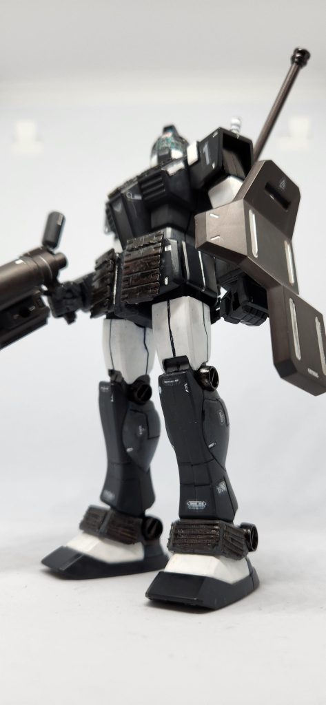 腰部には追加装甲としてキャタピラ着けてます。