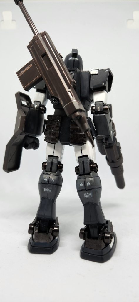 背部マウントにパイルバンカーを装備。