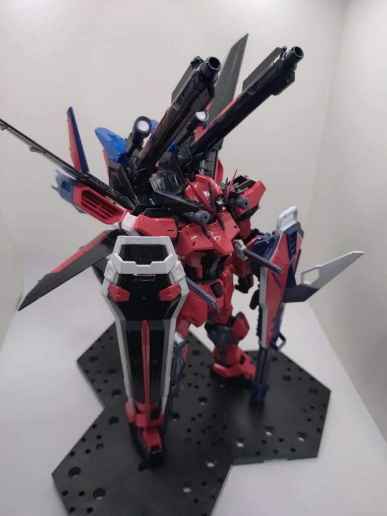 セットのストライクガンダムを敢えて使わず、エールストライクガンダムRMにI.W.S.Pを装備したらどうだろ?って。基本的にストライクもエールストライクもデザイン変わらないから、パッと見変わらないけど(笑)そういえば、ストライクガンダムは、エールストライクガンダムRMより、ちょっと小振りなサイズですよね。