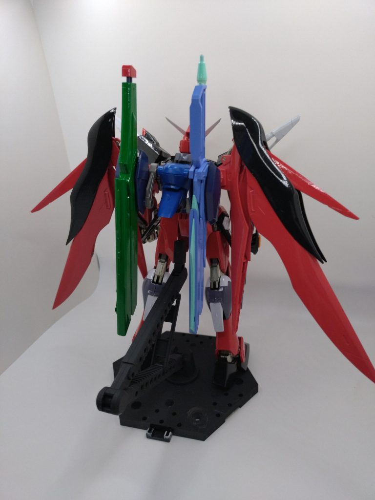 後ろのウイングは、原作通りのカラーで。本体がレッドとブラックメインなので、違和感ない感じに。武器等は、デイトナグリーンにペールグリーン、ギャンシュトロームのアグネス機ブルーなどを使いました。