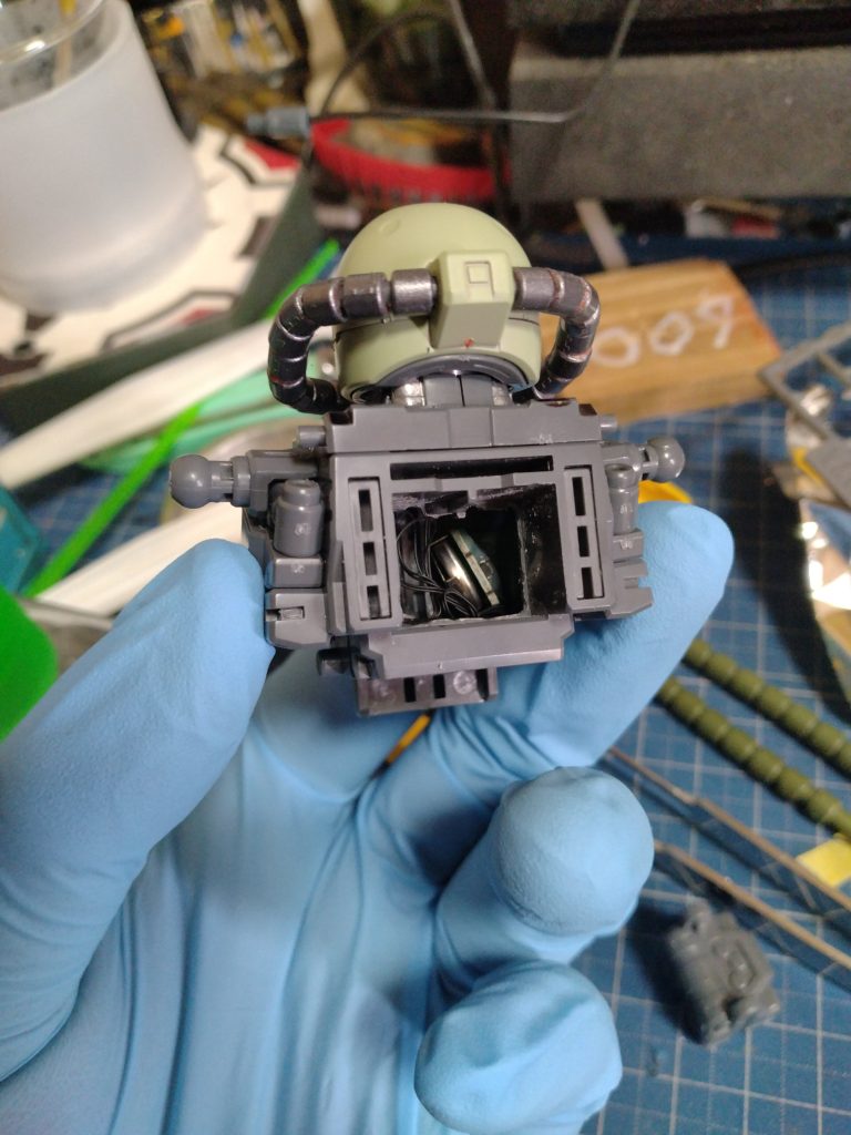 背面を除去して胸部にスイッチ部分を収納してます。