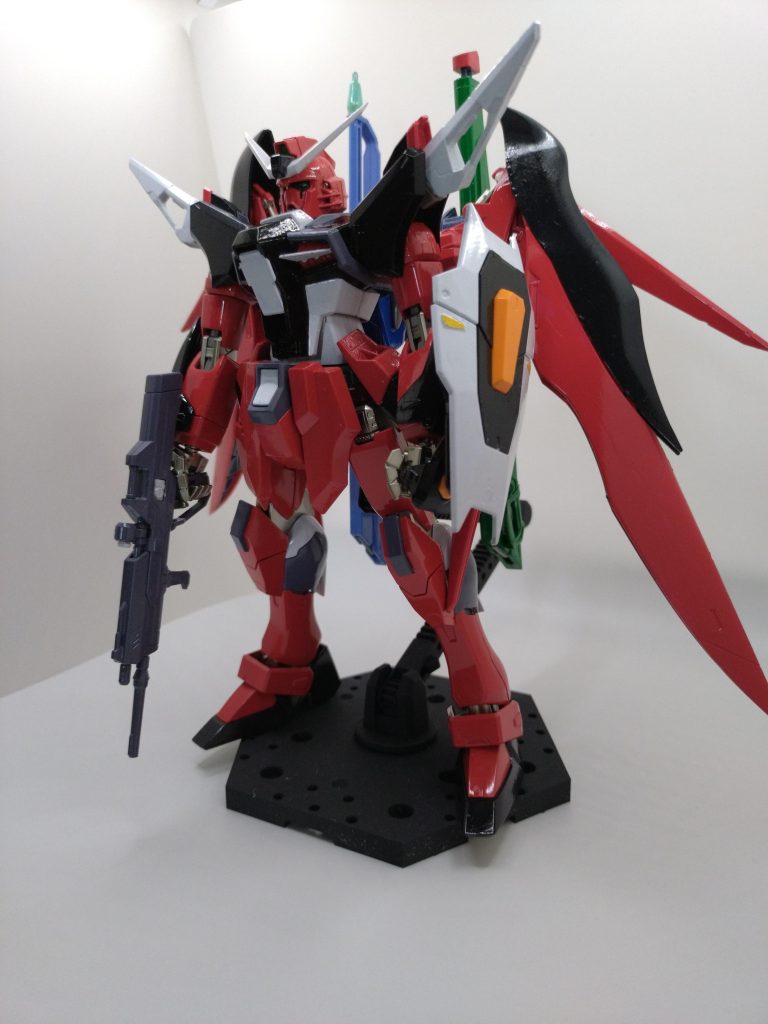 カラーは、デスティニーレッドとディアクティブブラックをメインに。