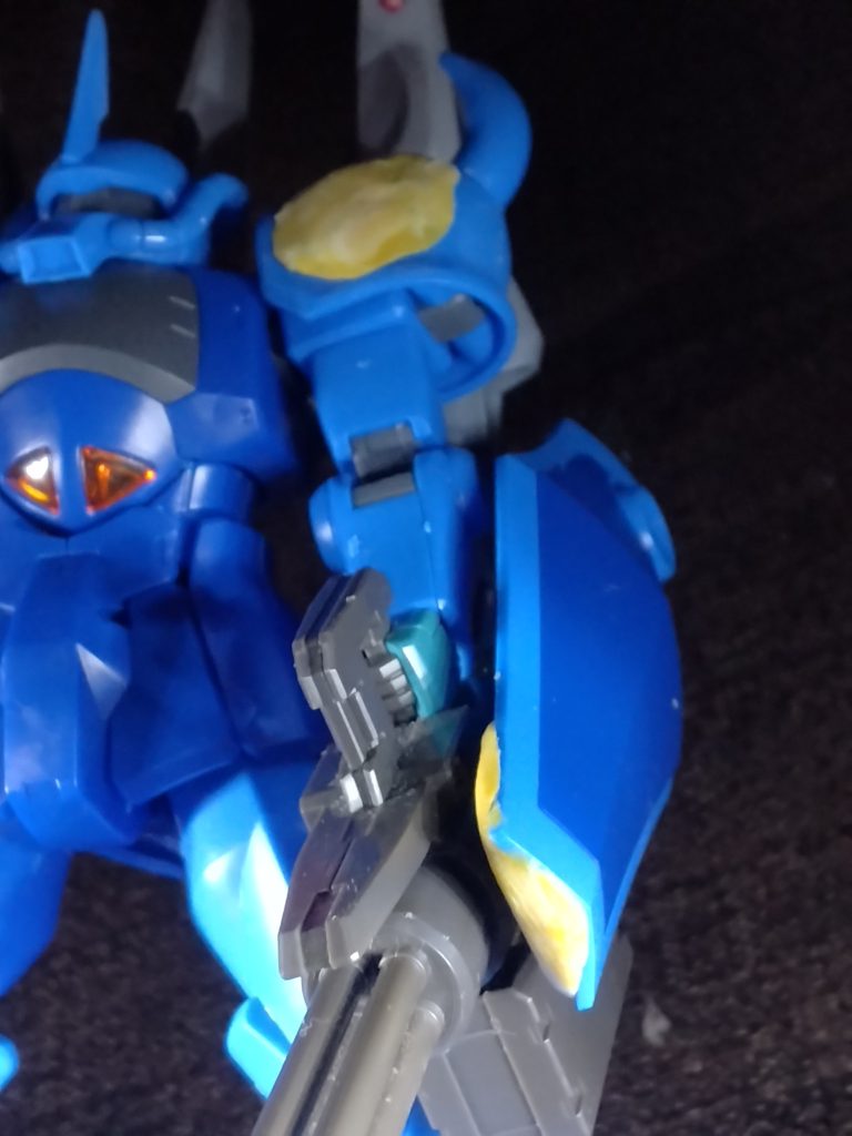 片手のガトリング砲はガンダムルブリスウルから貰いました。