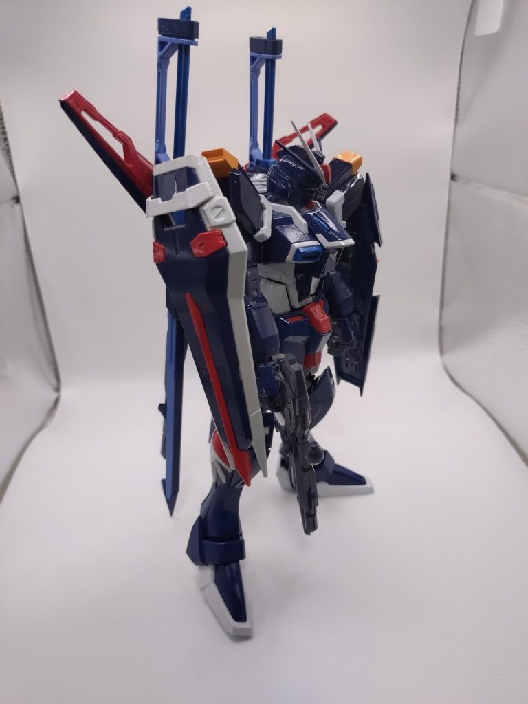 シールドはツインに。右腕のシールドはエールストライクRMのシールドをジャンクで単体で購入して塗装。