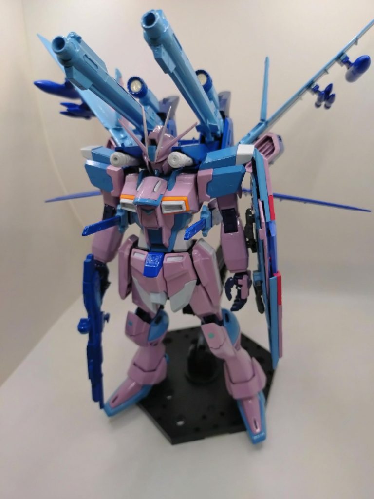 ウイングには、オオトリ装備のミサイルをネオジム磁石で取り付け、脱着可能に。ミサイルも根元が折れたジャンク品をヤスリがけで平らにして、ネオジウムを接着。