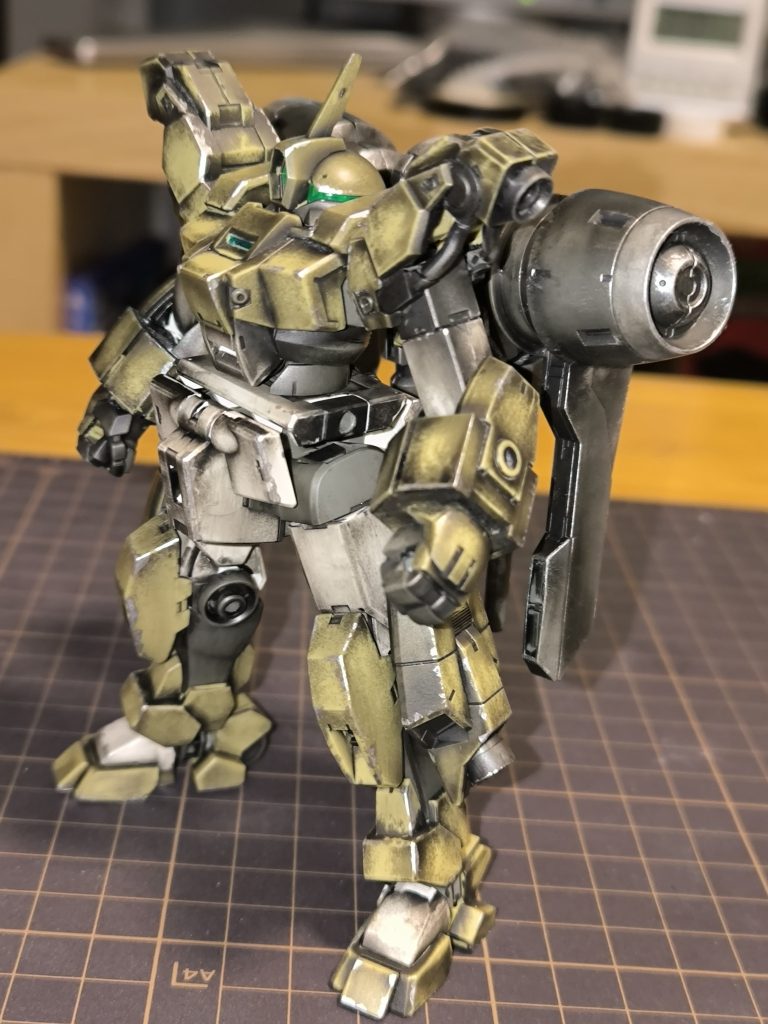 YouTubeの動画を参考にリアルタッチマーカーでウォッシング水性ホビーカラーのシルバーでチッピング、ドライブラシ等胴体のセンサー(?)も水性ホビーカラーのメタリックグリーンにて部分塗装以上を行っています。リアルタッチマーカーのお手軽さでこんな雰囲気にできるのはスゴイと感動しました!