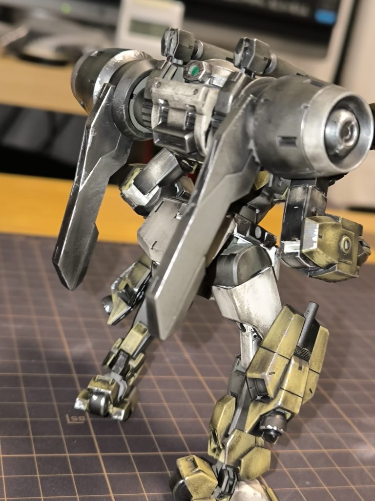 個人的にモビルスーツっていうより「アーマード・コア」に出てきそうな機体だと思います(zaku-kao5)