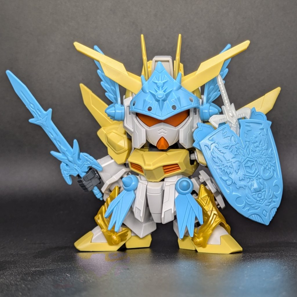 とにかくスターウイニングガンダムのできがいい!この頭のデカさが古のSDガンダムファンにはたまらない!ナイトガンダム企画にお呼ばれしての製作なので、とにかくナイトっぽい衣装をマグネットでガンガンつけていきました。足首の騎士衣装が個人的にはお気に入りです。