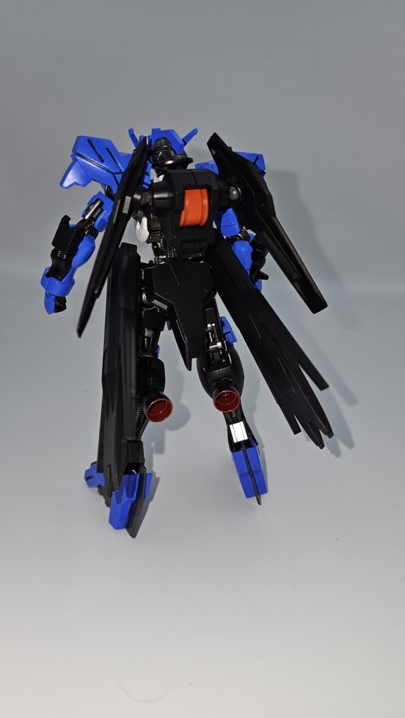 装甲はオーラブルーと艶消しブラック、アルティメットホワイト骨格はガンメタルにて塗装。 