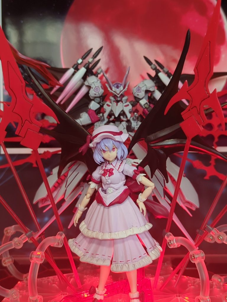 バンダイナムコの美プラ(30 MINUTES SISTERS)をベースにレミリア・スカーレットを制作。スカートはマルチクロスを改造 パテでフリルと帽子とツルペタボディを。パテとプラ板で翼を制作。