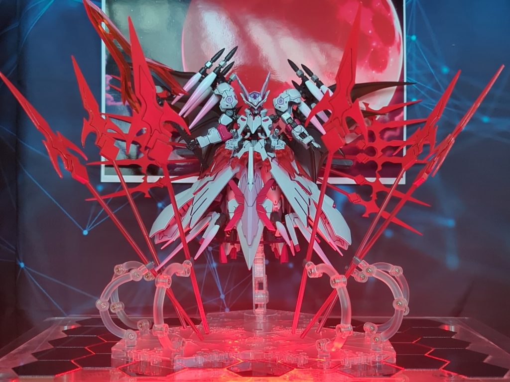 撮影用の背景が何だかシュールに笑写真ペタリ…タミヤのプラ板とプラ棒を組み合わせて槍を大量に制作。大=6本 小=12本 大型の槍も背中にセット出来ます。ディスプレイスタンドは改造して、ねんどろいどのアームを取り付けられる様にしました。