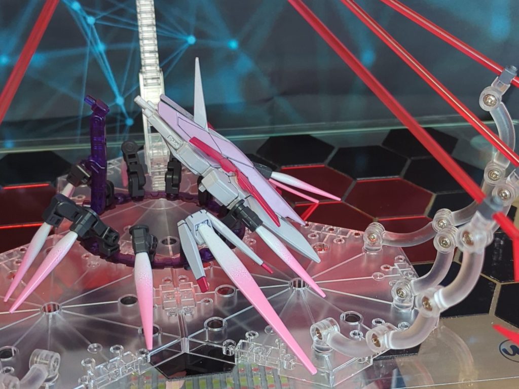 スカート部品にAGE-FX バーストのファンネルを装着。元はクリアブルーでしたが、色が余りにミスマッチなのでホワイトピンクにグラデーションさせました…。マジックファンネルとして放出も可能。魔力によって操作可能。