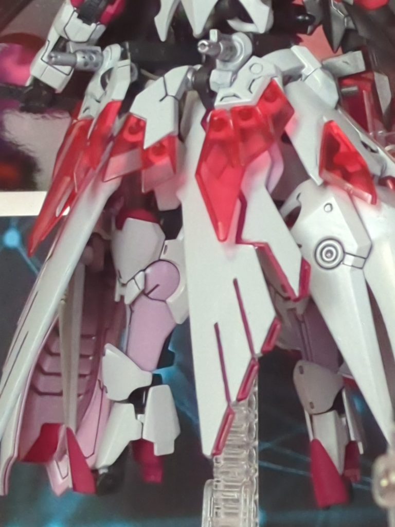 脚部はオルトリンデの女性らしいヒールの様なデザインを採用。