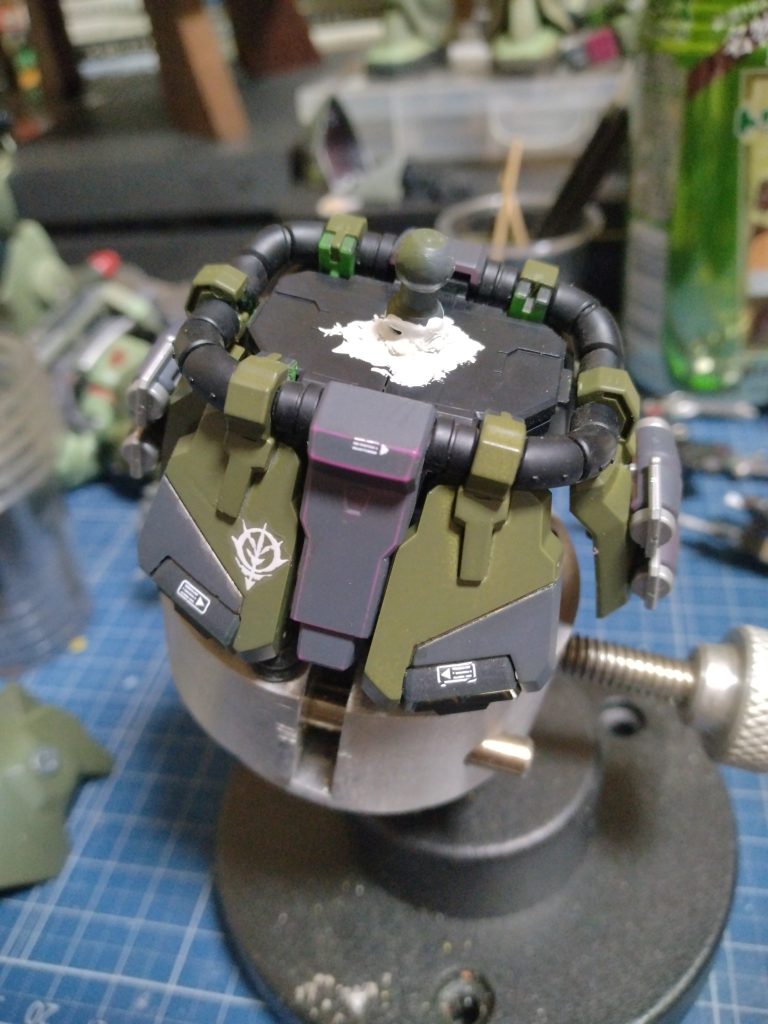 ザクウォーリアの腰部にザクの接続軸を移植