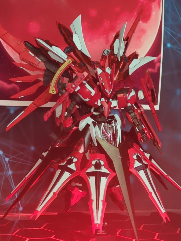 ブラックナイトスコードカルラのパーツの後ろにはデスティニーの翼を取り付けてあります。腰と肩にSDのウォーロックイージスのパーツをチョイス。