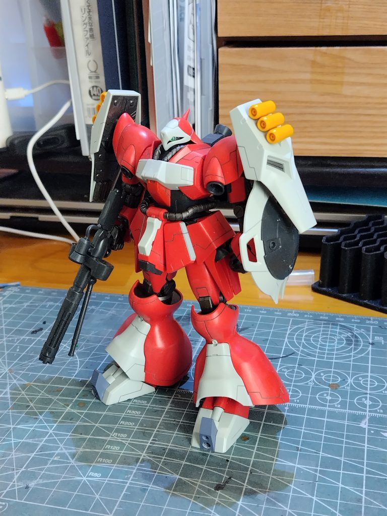 フロントスカートの幅増しして、合わせ目消し、スジ彫り終えたところ。ここでモノアイの色を間違えていることに気付く。