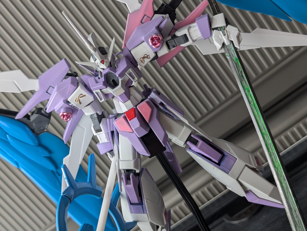 ファルシアへのアンチテーゼとしては１つ目は武装です。ファルシアはステッキ状のファンタジーな武器ですがこのガンダムの武装は本当にありそうな武器がメインです。