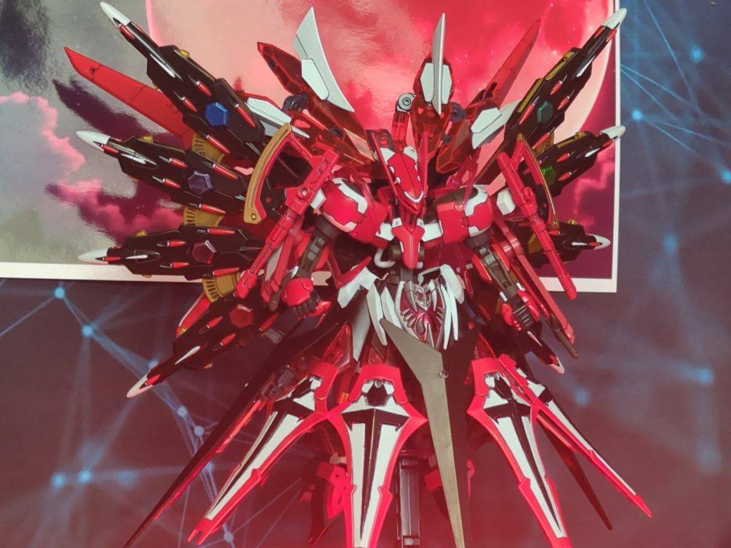 ウイングにブラックナイトスコードカルラを使用。フランドールを思わせるカラーに塗装。レッドメインの白＋黒で塗装…と正面のサークルに黒いラインの塗り忘れがありますね汗