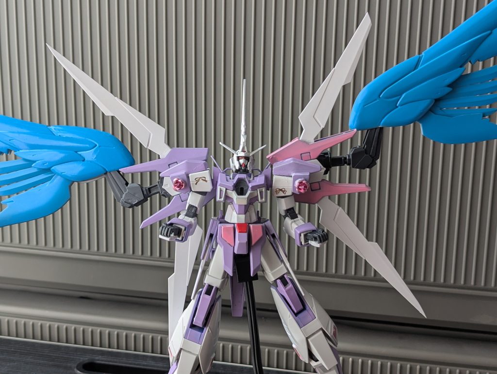 ２つ目は大きな翼です！ユリンとフリットを繋ぐ役目も担った青い鳥の翼を付けて思いついたのが、ファルシアのウィングパーツってほぼ飾りじゃねと。ですがこの機体はウィングがメインであり、しっかり役目があるのです！