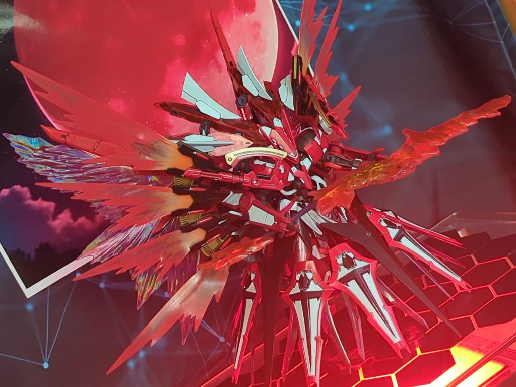 禁忌━レーヴァテインお湯で柔らかくなるプラスチックを使用しそれっぽい形状に整えました。が重量がネックです。光の長い槍を大量に用意した方がフランドールっぽさが出たかな？気が向いたら追加しようかな。