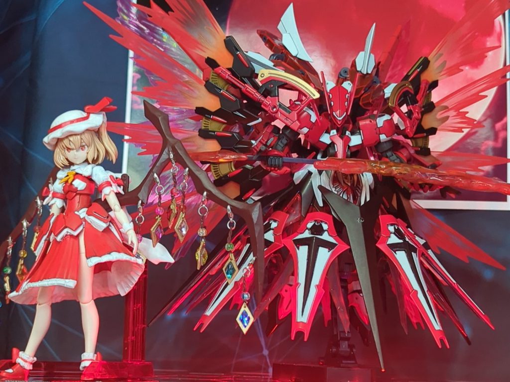 バンダイナムコの美プラ(30MINUTES SISTERS)をベースにフランドール・スカーレットを制作。羽をプラ板とパテ＋フック(金具)＋ネイル部品＋ビーズで制作。スカートはマルチクロスを改造しパテでフリルと帽子を制作