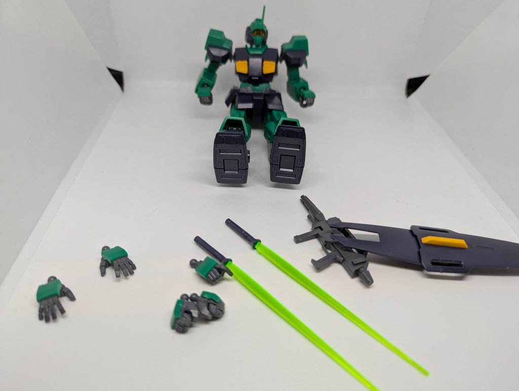 付属品はなんとハンドパーツが４種類、ビームエフェクト2本も付いてきます！