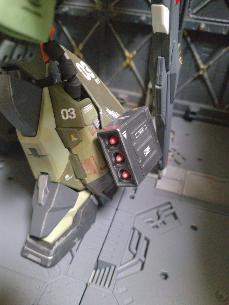 脚部に3㍉の穴を開けてコトブキヤのジャンクパーツを取り付けてネオジムを埋め込んでミサイルポッドを着脱可能にしてます。